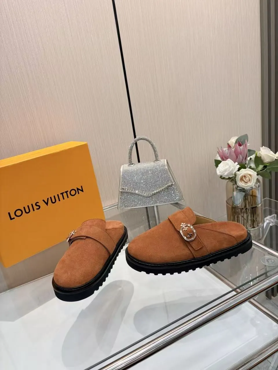 👟👟Ex-factory price 520👟👟 /lv new Baotou half-drag winterbreak comfert flat slippers lv letter and monogram floral embellished leather surface, with sheepskin lining, suitable for indoor and outdoor wear. The water table is made of high-density foam material, which is light and comfortable. The sole has a certain thickness and the heightening effect is also good! Boutique size:35-46
